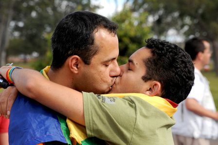 Bildquelle: Quelle // http://www.agenciabrasil.gov.br/media/imagens/2009/05/24/1743RP9128.JPG 190605 Heirat fue alle 800px-Um_beijo_gay_no_parque