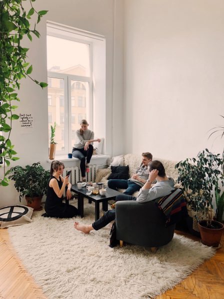 Bildquelle: Quelle: Daria Shevtsova // Pexels.com people-gathered-inside-house-sitting-on-sofa-1054974
