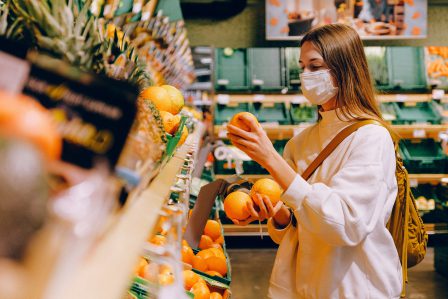 Bildquelle: pexels.com woman-wearing-mask-in-supermarket-3962294