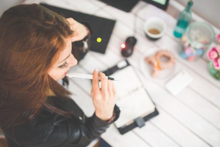 Bildquelle: Quelle: Kaboompics // Pexels.com young-woman-thinking-with-pen-while-working-studying-at-her-6384