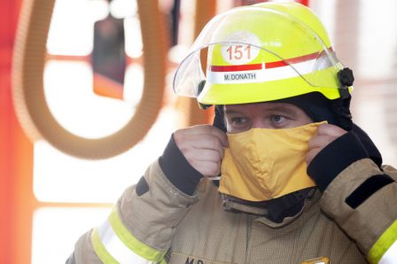 Bildquelle: muehlacker-tagblatt.de Feuerwehrmann mit Maske